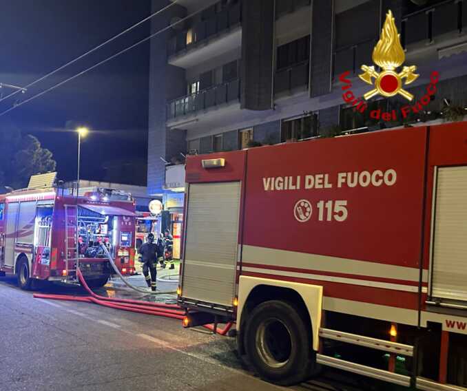 Galleria foto 'Incendio in un appartamento a Lecce, due anziani intossicati: trasportati in ospedale in codice rosso – VIDEO' - foto 1