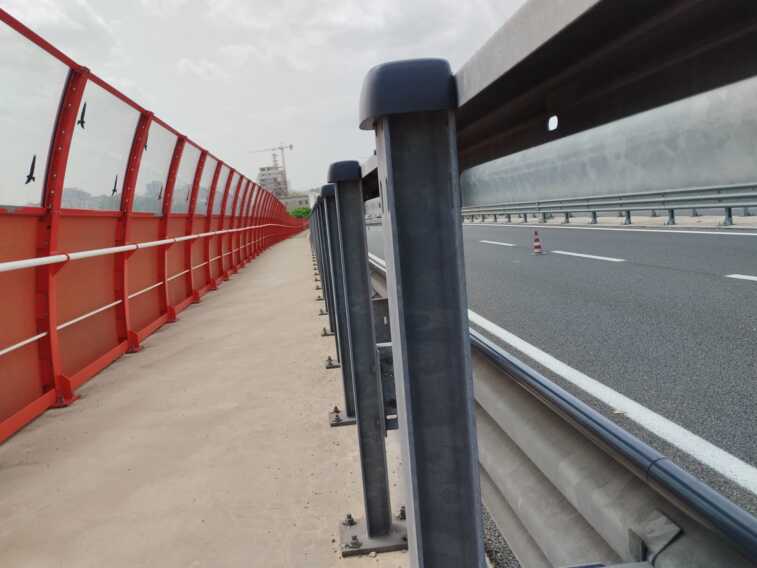 Galleria foto 'Bari, il ponte Adriatico avrà la sua pista ciclabile: via all’installazione delle protezioni lungo il guard rail' - foto 1