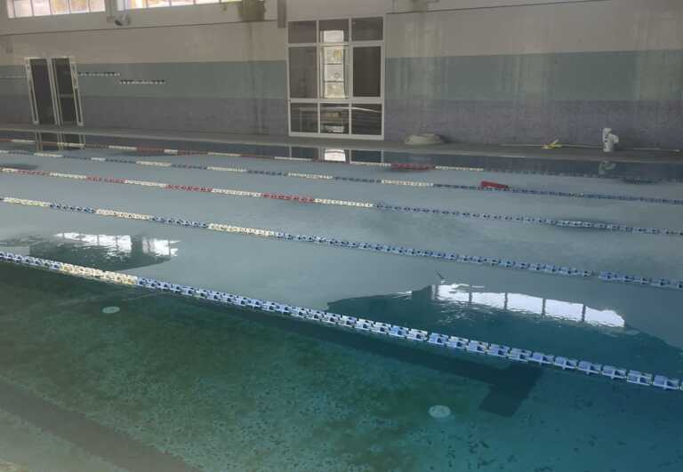 Brindisi, il Comune rimette in vendita la piscina al rione Sant’Elia: da fiore all’occhiello a rudere in abbandono