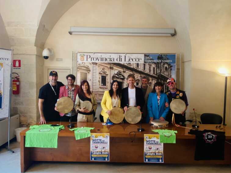 Festa dei tamburelli in Salento. Il ritmo accende la notte con la musica popolare