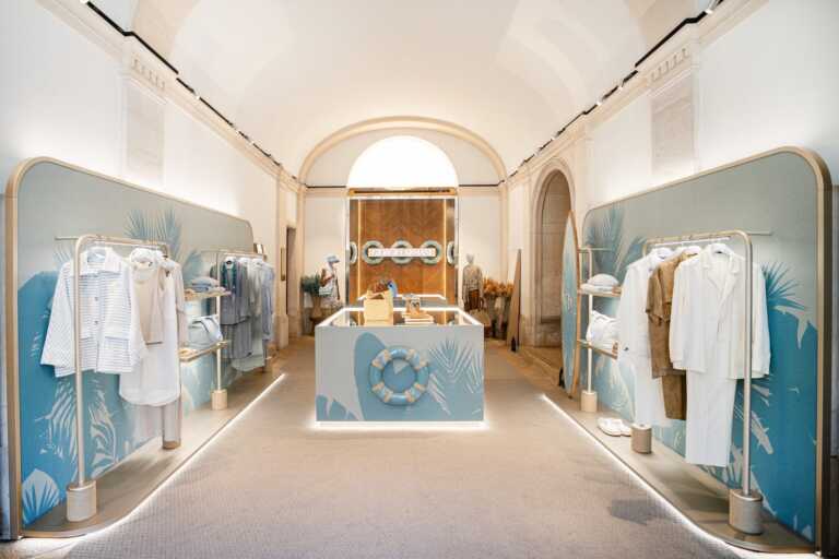 Giorgio Armani Mare incanta Trani: i “pop up” in vetrina fino al 24 giugno – FOTO