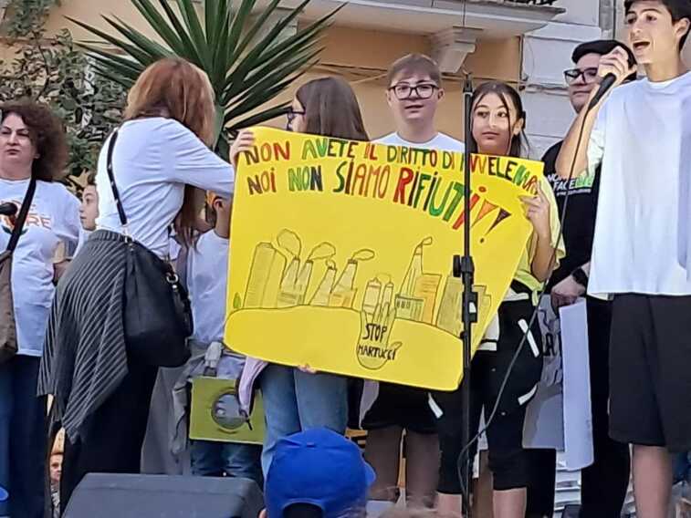 Galleria foto 'Mola di Bari, no alla riapertura della discarica Martucci: centinaia i cittadini scesi in piazza – FOTO' - foto 6