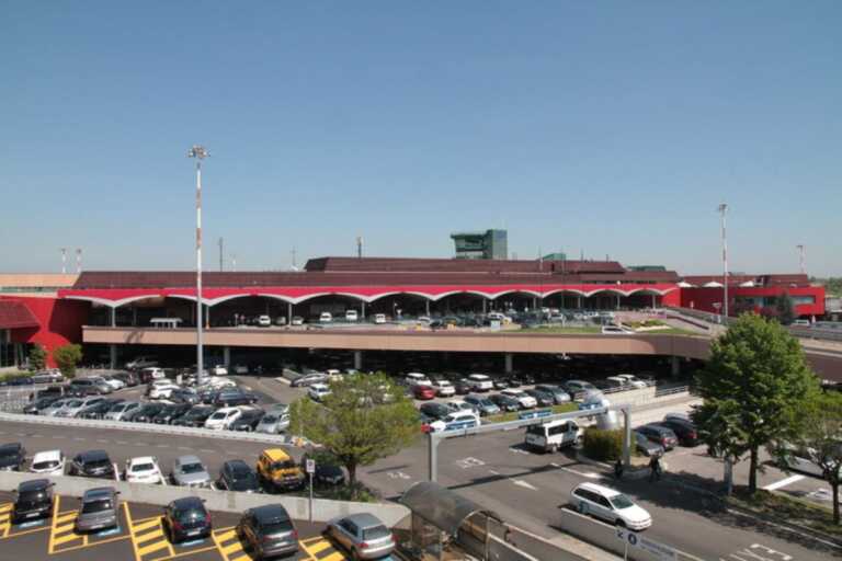 Trovata una pistola in una valigia: chiuso l’aeroporto di Bologna. Dirottato un volo partito da Brindisi