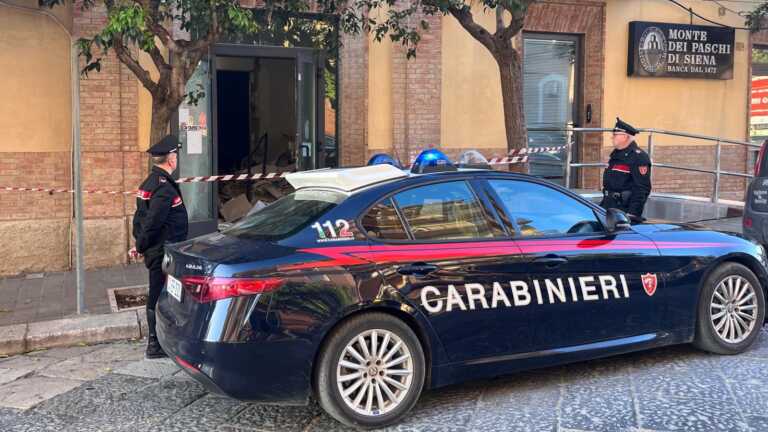 Assalto al bancomat nella notte a Torremaggiore: ingenti i danni alla struttura – VIDEO