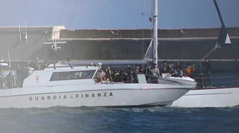 Intercettata una barca a vela al largo di Mola di Bari: a bordo circa 70 migranti, tra loro donne e bambini