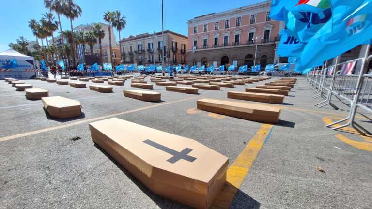 Bari, 96 bare in piazza Libertà: «Sono i morti sul lavoro in Puglia nel 2023. Fermiamo la strage»