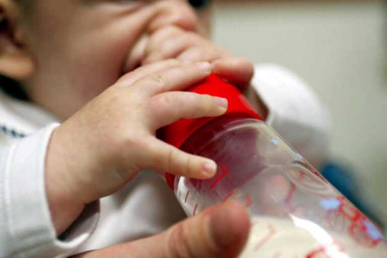 Vino nel biberon per diluire il latte in polvere: migliorano le condizioni del bimbo ricoverato a Bari
