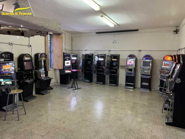 Videopoker, gettoniere e postazioni da gioco: una bisca clandestina in una palazzina di Taranto, una denuncia
