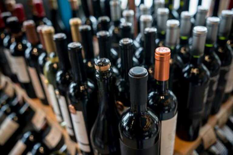 Etichette irregolari sugli alcolici: sequestrate 48mila bottiglie in un’azienda del Tarantino