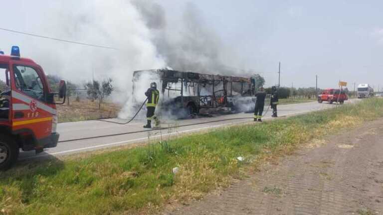 Bus a fuoco nel Foggiano: i passeggeri se ne accorgono e scendono dal mezzo, nessun ferito