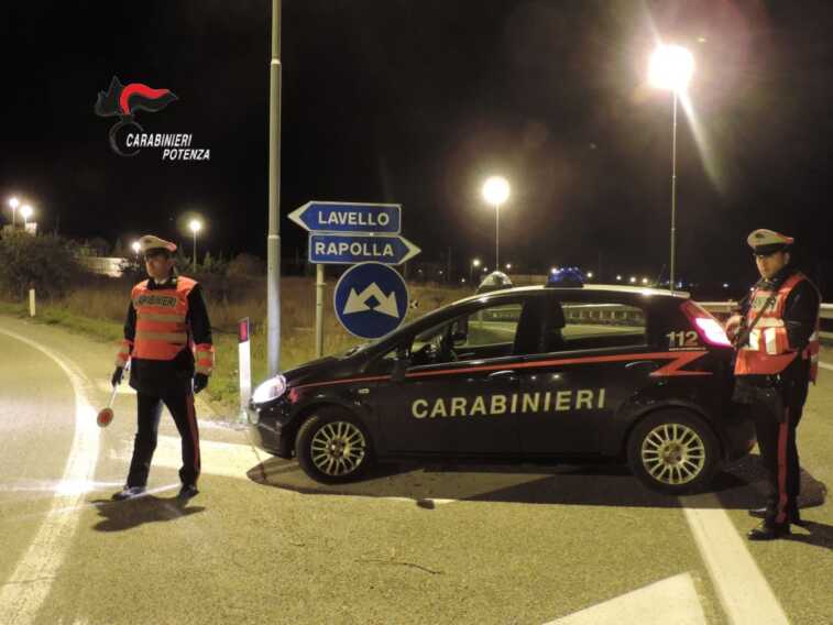Lavello, non si ferma all’alt dei carabinieri e si schianta contro un muro: arrestato un 31enne