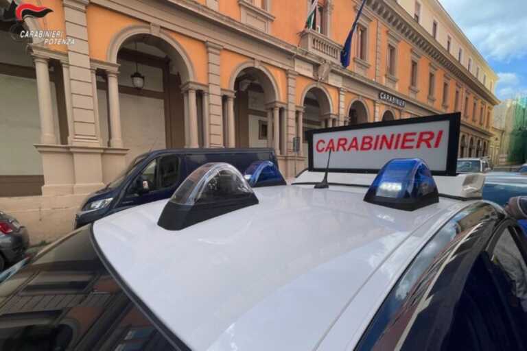 Minacce di morte, aggressioni e persecuzioni: arrestati due uomini violenti nel Potentino