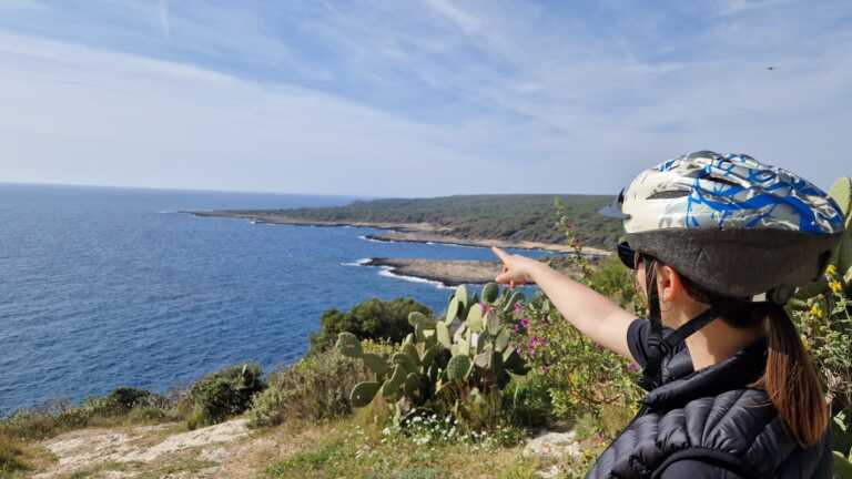 Trecento chilometri per le bici nel Salento: ecco la Ciclionica. Il tamburello diventa un simbolo