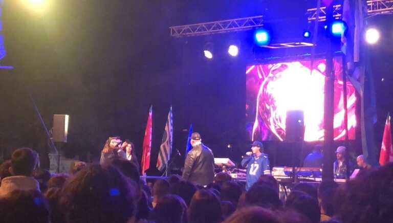 Foggia, insulti a Meloni durante il concerto del 1 maggio: il rapper si scusa. FdI Puglia: «Atto di violenza»