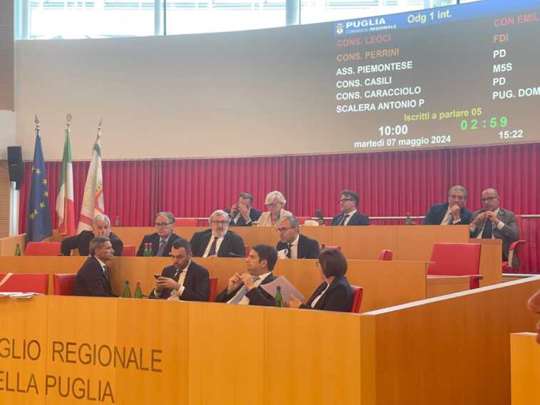 Sfiducia a Emiliano, FdI: «Consorteria di potere». Il Pd: «Inchieste non riguardano la Giunta». Il M5s vota contro