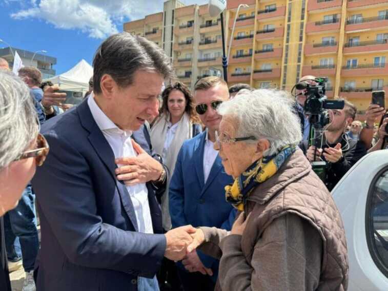 Conte a Lecce: una 103enne lo accoglie con uno striscione per la pace. E sulla Puglia: «Ispettori contro il malaffare»