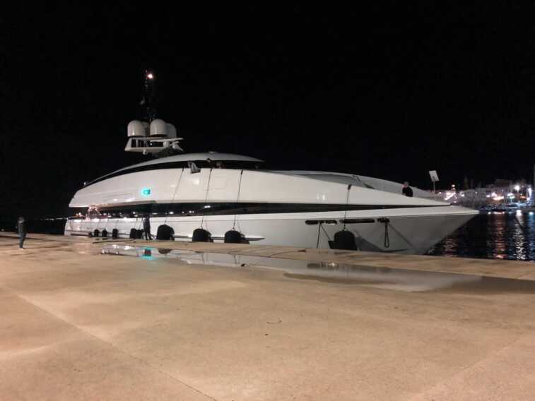 Monopoli, in porto attracca il Crazy me: superyacht del miliardario indiano Rattan Chadha