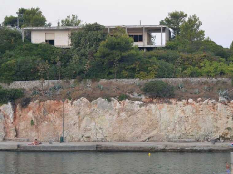 Ecomostro sul mare a Tricase. La battaglia legale continua