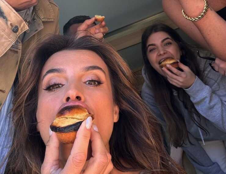 Elisabetta Canalis nel Salento per girare uno spot: in spiaggia la pausa con la troupe è a base di pasticciotto