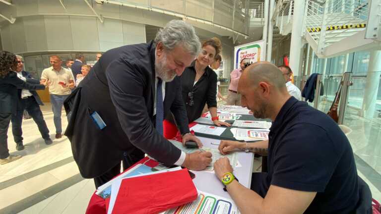 Lavoro, Emiliano firma i quattro referendum della Cgil: «Fondamentale superare il jobs act» – VIDEO