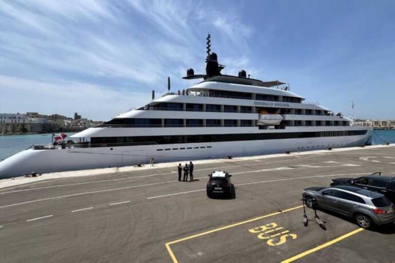 A Otranto lo yacht Esmerald Sakara con 44 super ricchi. Una settimana a bordo costa 24mila euro