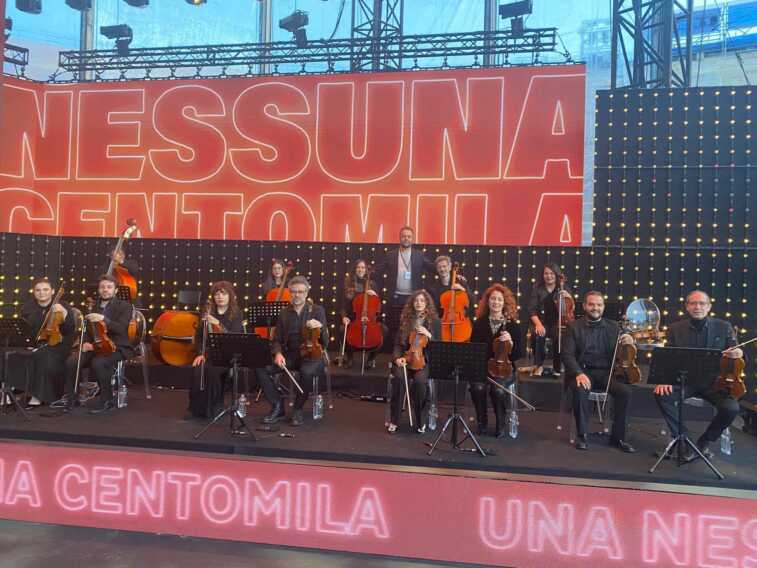 Galleria foto 'Da Modugno all’Arena di Verona: Fabrizio e Roberta Signorile, padre e figlia, insieme nell’orchestra di Fiorella Mannoia' - foto 1