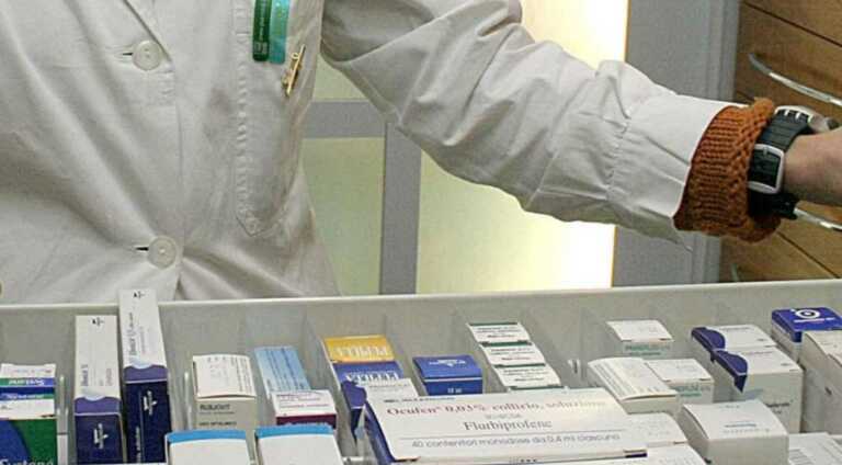 Sottrae denaro alla cassa aziendale e finge furti: farmacista del Brindisino ai domiciliari