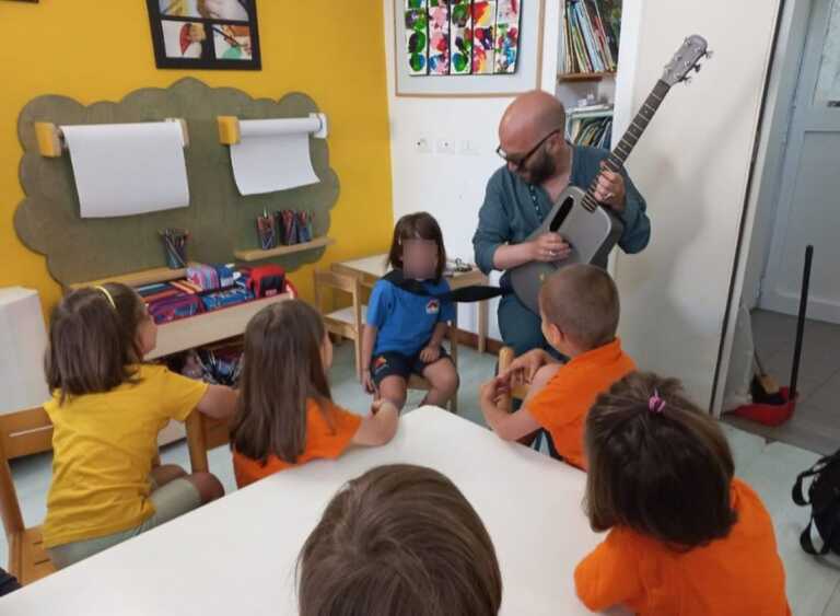 Giuliano Sangiorgi canta all’asilo della figlia: «Una sorpresa per loro e per me»