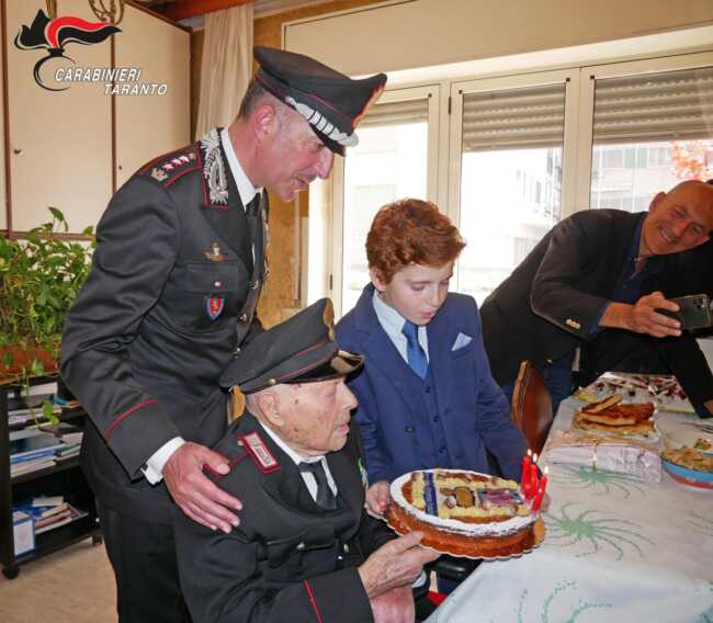 Taranto, compie cent’anni il maresciallo dei carabinieri Paladini: orgoglioso dell’uniforme sogna il nipote nell’Arma
