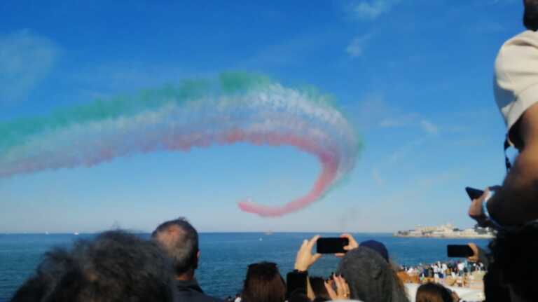 Lo spettacolo delle Frecce Tricolori nel cielo di Trani: in migliaia con il naso all’insù per l’air show – VIDEO