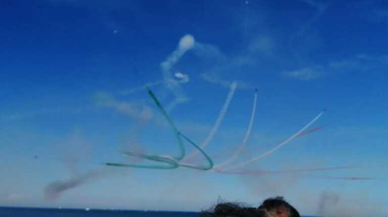 Galleria foto 'Lo spettacolo delle Frecce Tricolori nel cielo di Trani: in migliaia con il naso all’insù per l’air show – VIDEO' - foto 1
