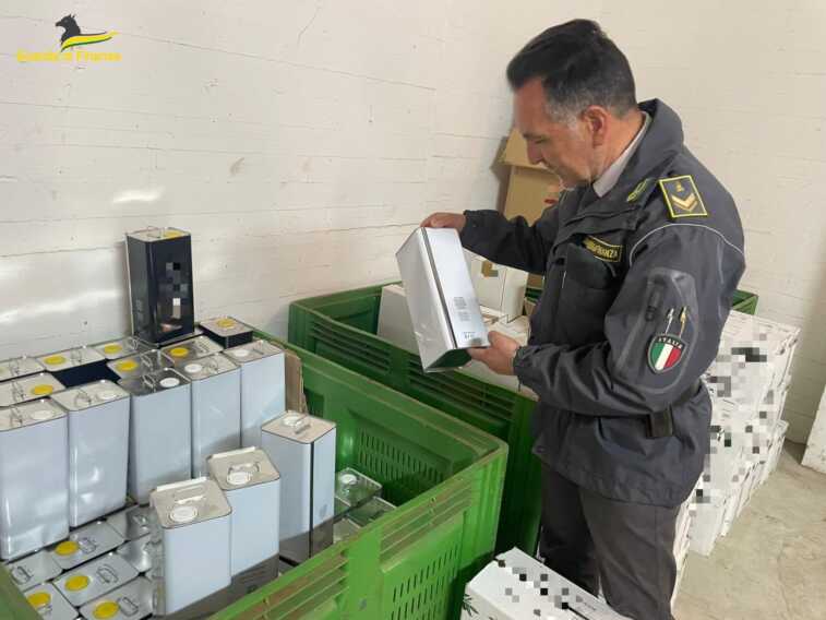 Frutta e olio provenienti dalla Grecia e venduti come italiani: nei guai un’azienda salentina