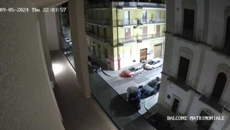 Gravina, rubano un’auto in pieno centro: il furto ripreso dal sistema di sorveglianza di un’abitazione – VIDEO