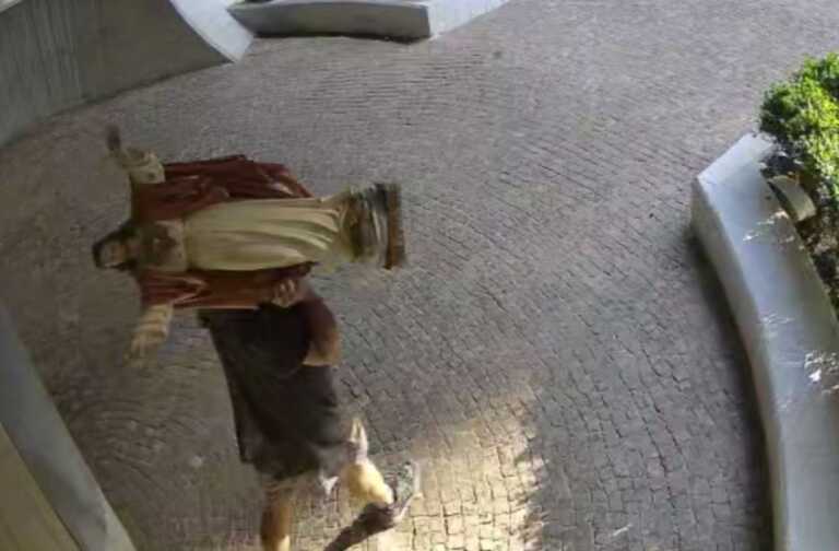 Taranto, ruba la statua del Cristo dalla chiesa. Il parroco: «Non ci piacciono le processioni tradizionali»