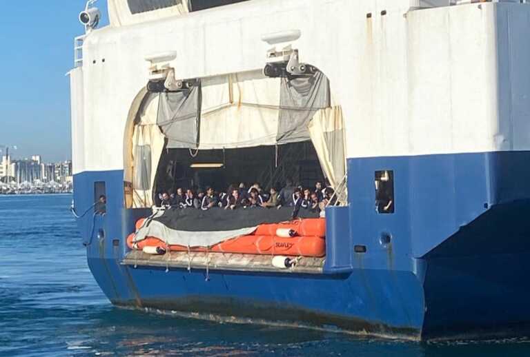 La Geo Barents in porto a Bari: a bordo 52 migranti soccorsi in mare, tra loro minori non accompagnati
