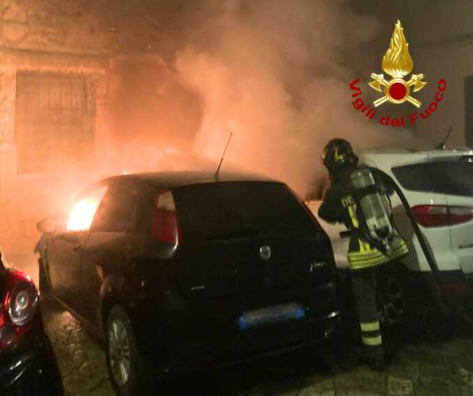 Lecce, due incendi in meno di un’ora nella notte: distrutte tre auto. Indagini in corso