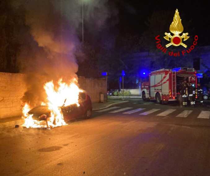 Galleria foto 'Lecce, due incendi in meno di un’ora nella notte: distrutte tre auto. Indagini in corso' - foto 2