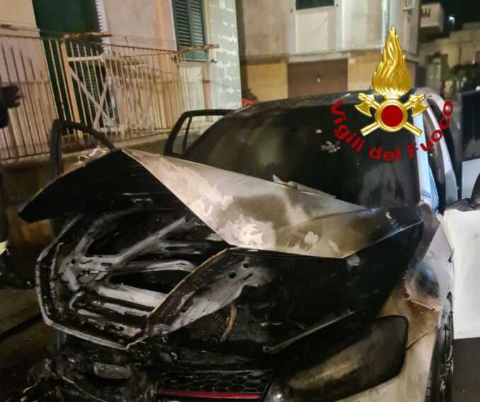 Taurisano, ancora fiamme nella notte: distrutta l’auto di un 58enne. È il secondo incendio in 48 ore
