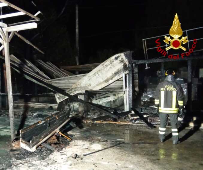 Galleria foto 'Notte “di fuoco” nel Salento: incendiato un bar a Torre San Giovanni. Distrutta un’auto a Gallipoli' - foto 2