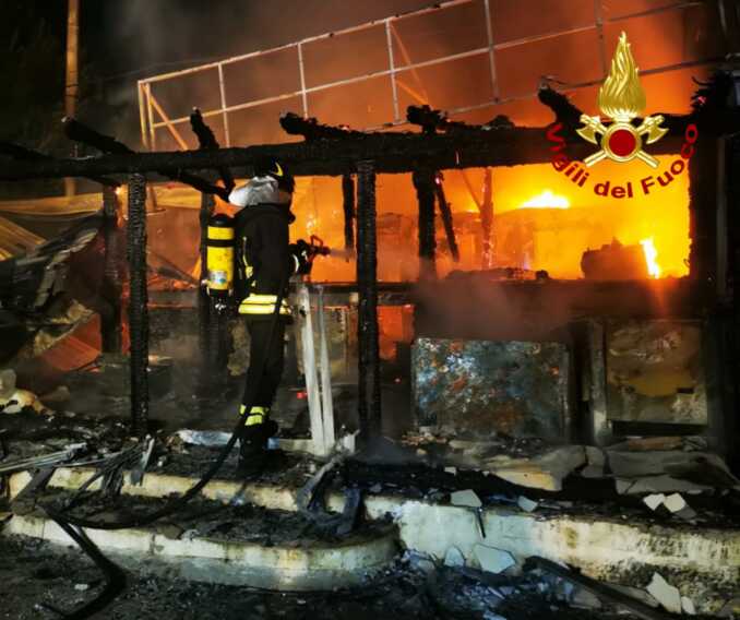 Notte “di fuoco” nel Salento: incendiato un bar a Torre San Giovanni. Distrutta un’auto a Gallipoli