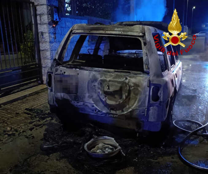 Galleria foto 'Salice Salentino: incendiata l’auto di un assessore. Mezzi in fiamme anche a Gallipoli e Copertino' - foto 3