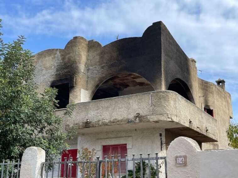 Cozze, cerca di mettersi in salvo dall’incendio ma cade da una finestra: grave una donna