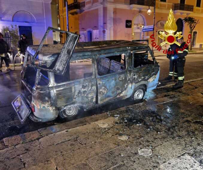 Salice Salentino: incendiata l’auto di un assessore. Mezzi in fiamme anche a Gallipoli e Copertino