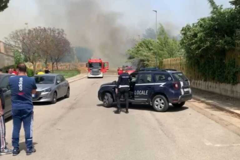 Incendio nel parco Di Giulio a Brindisi: fiamme vicino a una scuola e ad alcune palazzine