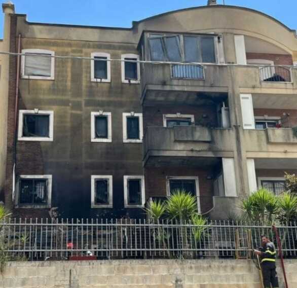 Paura a Talsano, incendio in una palazzina di tre piani: intervengono i vigili del fuoco. Nessun ferito