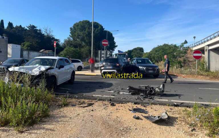 Scontro tra tre auto sulla provinciale Acquaviva-Sammichele: in ospedale i conducenti