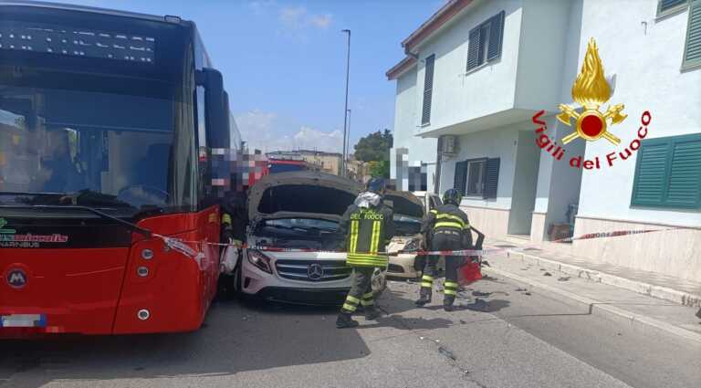 Scontro tra due auto e un bus cittadino a Matera: tre feriti in ospedale. Sul posto i vigili del fuoco