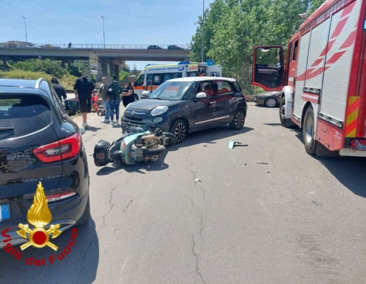 Galleria foto 'Auto contro scooter a Brindisi: 58enne sbalzato in un canale. Soccorso dai vigili del fuoco' - foto 2