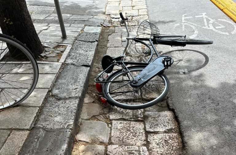 Lecce, 82enne cade dalla bici e batte la testa sull’asfalto: ricoverato in gravi condizioni al “Fazzi”
