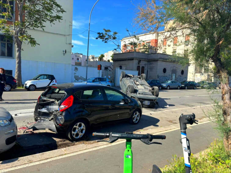 Sbatte contro le auto parcheggiate e si ribalta: brutto incidente sul lungomare di Bari